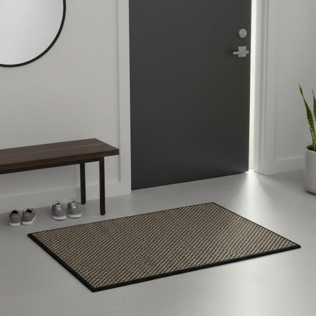 Alfombra interior práctica y decorativa que protege el piso y aporta orden visual. Su formato compacto, diseño multicolor y material resistente la hacen ideal para espacios de uso diario con fácil mantenimiento.