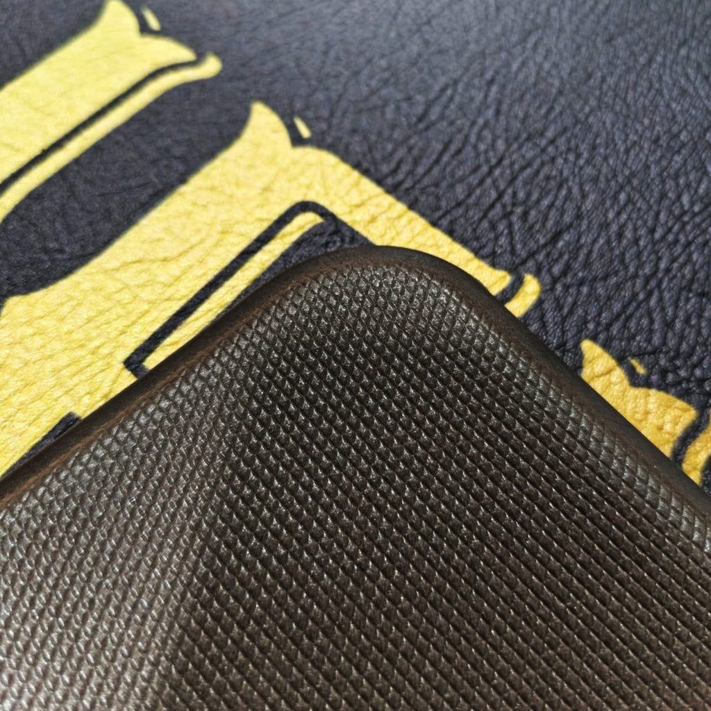 Alfombra interior compacta que aporta funcionalidad, protección y orden visual. Su diseño surtido y material resistente la hacen ideal para zonas de uso diario, ofreciendo confort y fácil mantenimiento en el hogar.