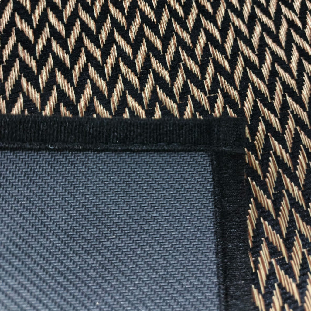 Alfombra interior práctica y decorativa que protege el piso y aporta orden visual. Su formato compacto, diseño multicolor y material resistente la hacen ideal para espacios de uso diario con fácil mantenimiento.