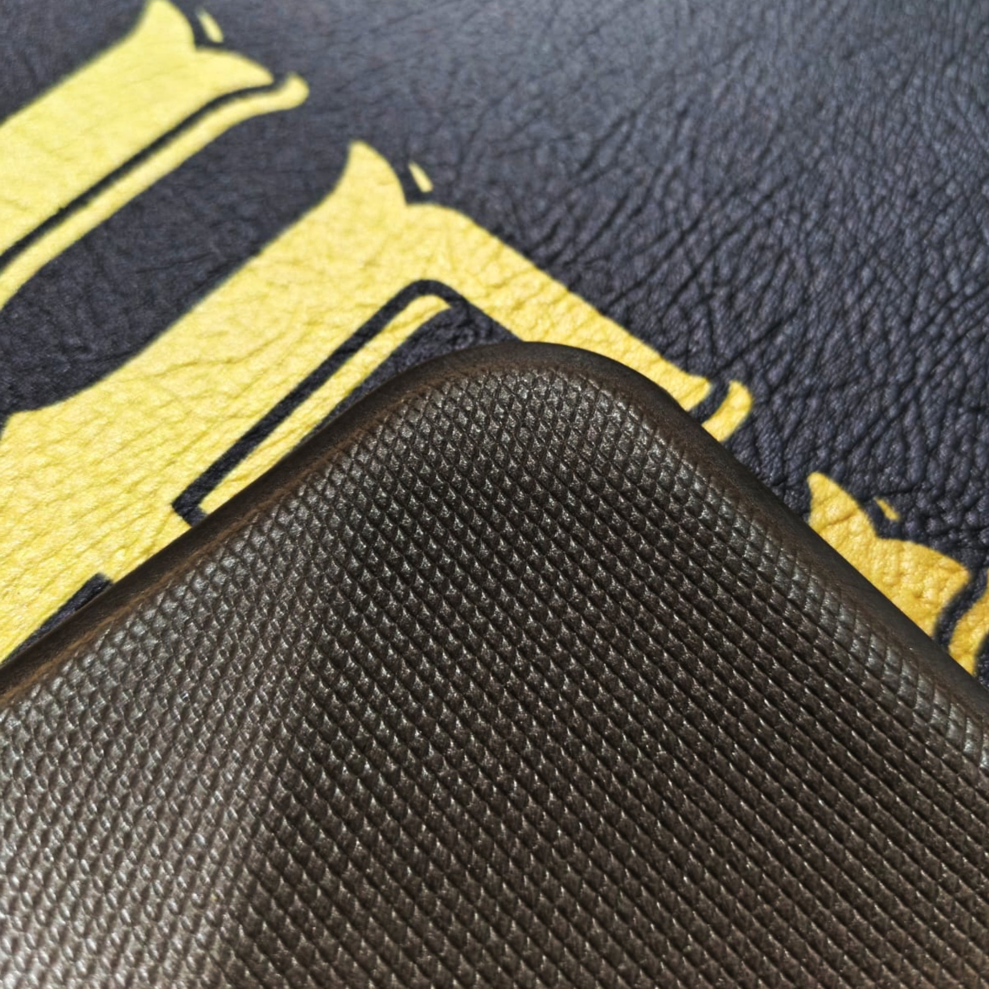 Alfombra interior compacta que aporta funcionalidad, protección y orden visual. Su diseño surtido y material resistente la hacen ideal para zonas de uso diario, ofreciendo confort y fácil mantenimiento en el hogar.