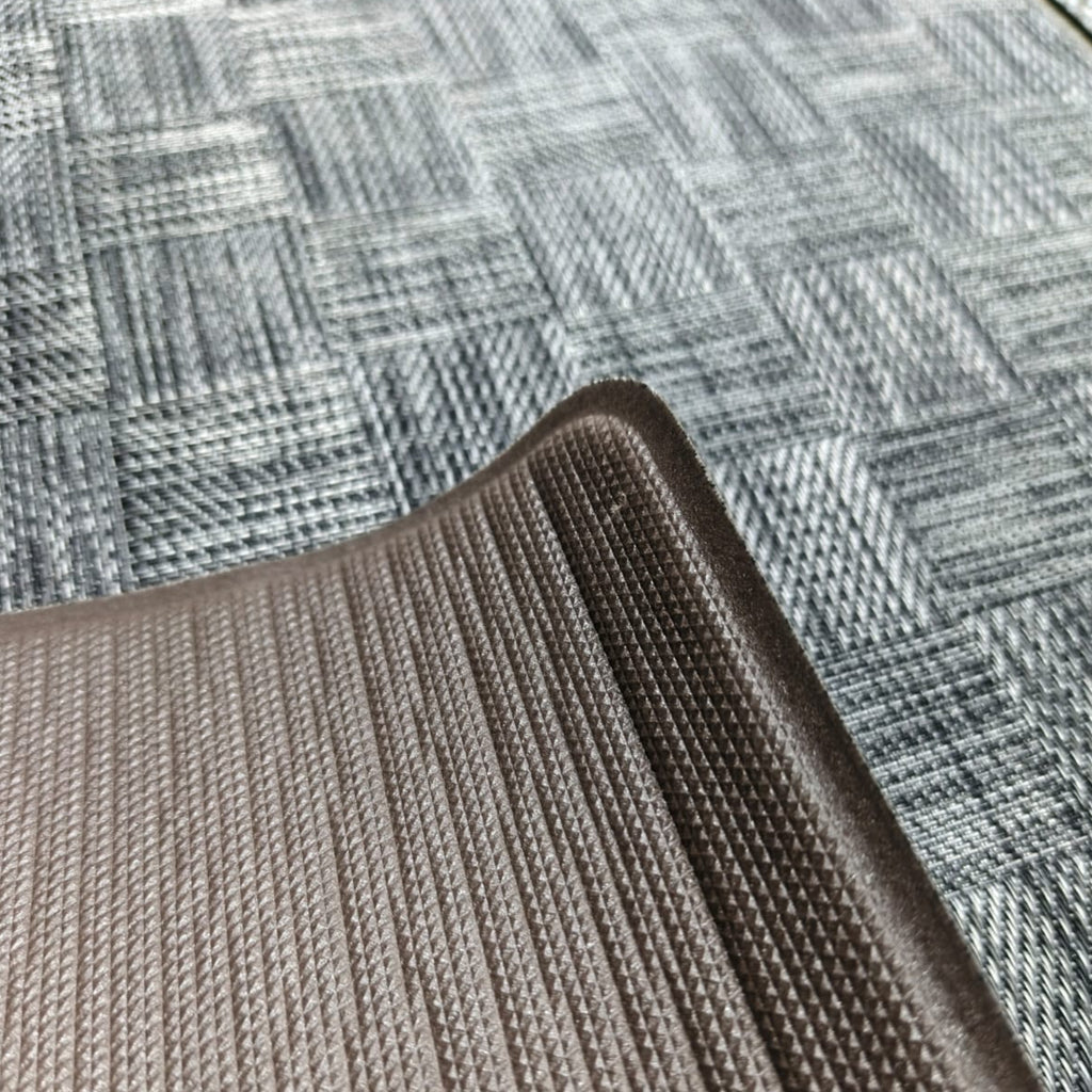 Alfombra interior compacta que aporta funcionalidad, protección y orden visual al hogar. Su diseño multicolor y material resistente la hacen ideal para zonas de uso diario, ayudando a cuidar el piso con fácil mantenimiento.