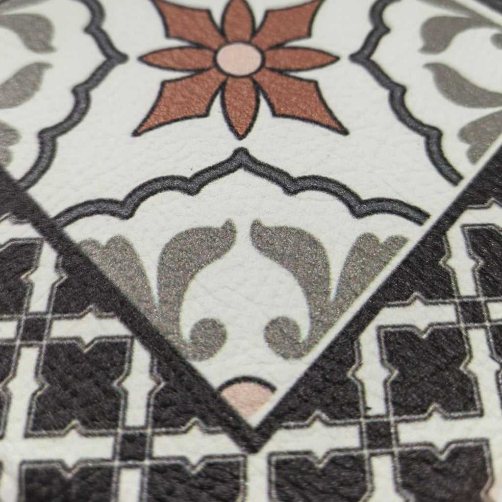 Alfombra de cocina que aporta confort, protección y estilo. Su diseño tipo mosaico y material resistente la hacen ideal para zonas de uso frecuente, brindando comodidad al estar de pie y fácil mantenimiento diario.