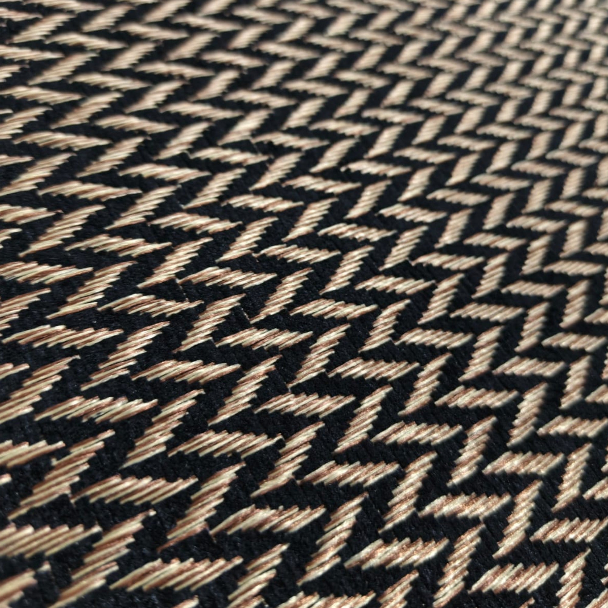 Alfombra interior práctica y decorativa que protege el piso y aporta orden visual. Su formato compacto, diseño multicolor y material resistente la hacen ideal para espacios de uso diario con fácil mantenimiento.