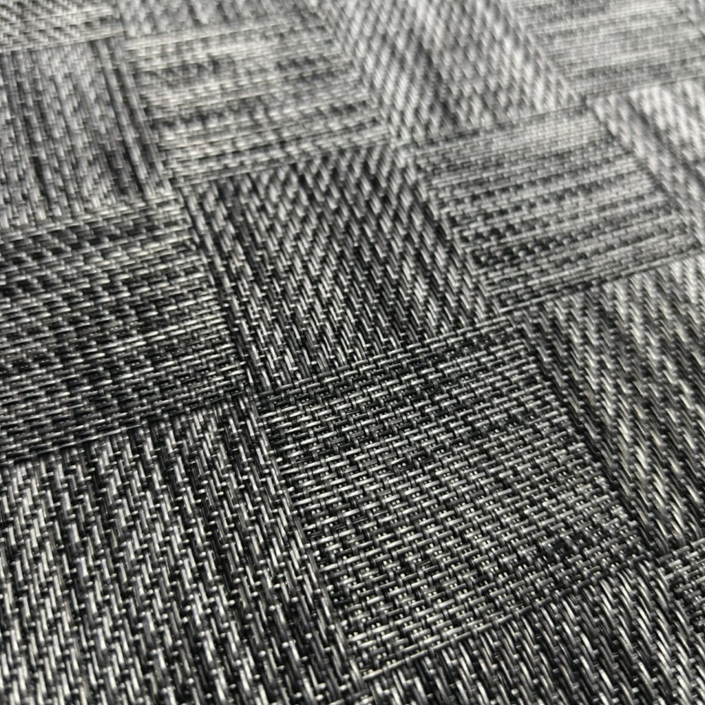 Alfombra interior compacta que aporta funcionalidad, protección y orden visual al hogar. Su diseño multicolor y material resistente la hacen ideal para zonas de uso diario, ayudando a cuidar el piso con fácil mantenimiento.