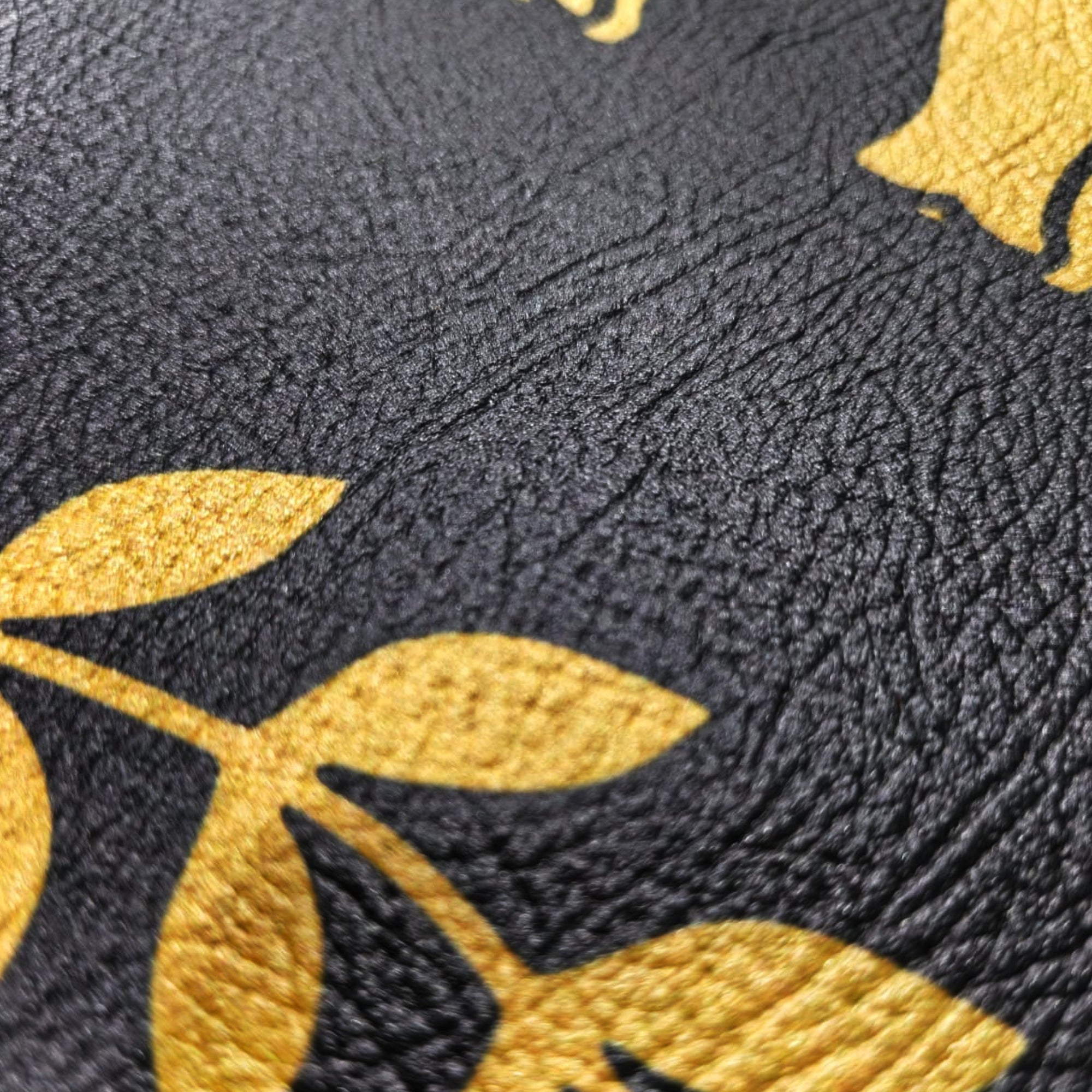 Alfombra interior compacta que aporta funcionalidad, protección y orden visual. Su diseño surtido y material resistente la hacen ideal para zonas de uso diario, ofreciendo confort y fácil mantenimiento en el hogar.