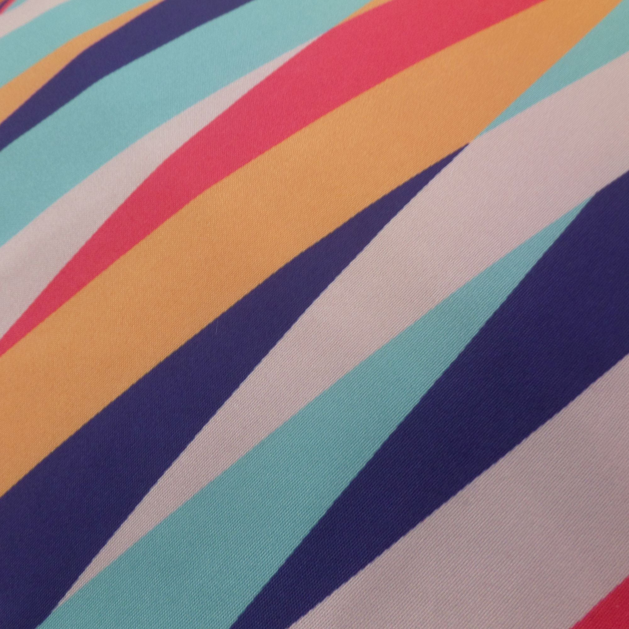 Cojín decorativo multicolor que aporta confort, estilo y calidez al hogar. Su textura agradable y material resistente lo hacen ideal para salas y dormitorios, mejorando el descanso y renovando la decoración diaria.