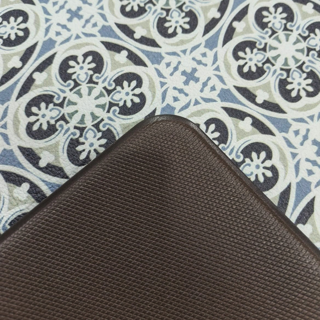 Alfombra de cocina que aporta confort, protección y estilo. Su diseño tipo mosaico y material resistente la hacen ideal para zonas de uso frecuente, brindando comodidad al estar de pie y fácil mantenimiento diario.