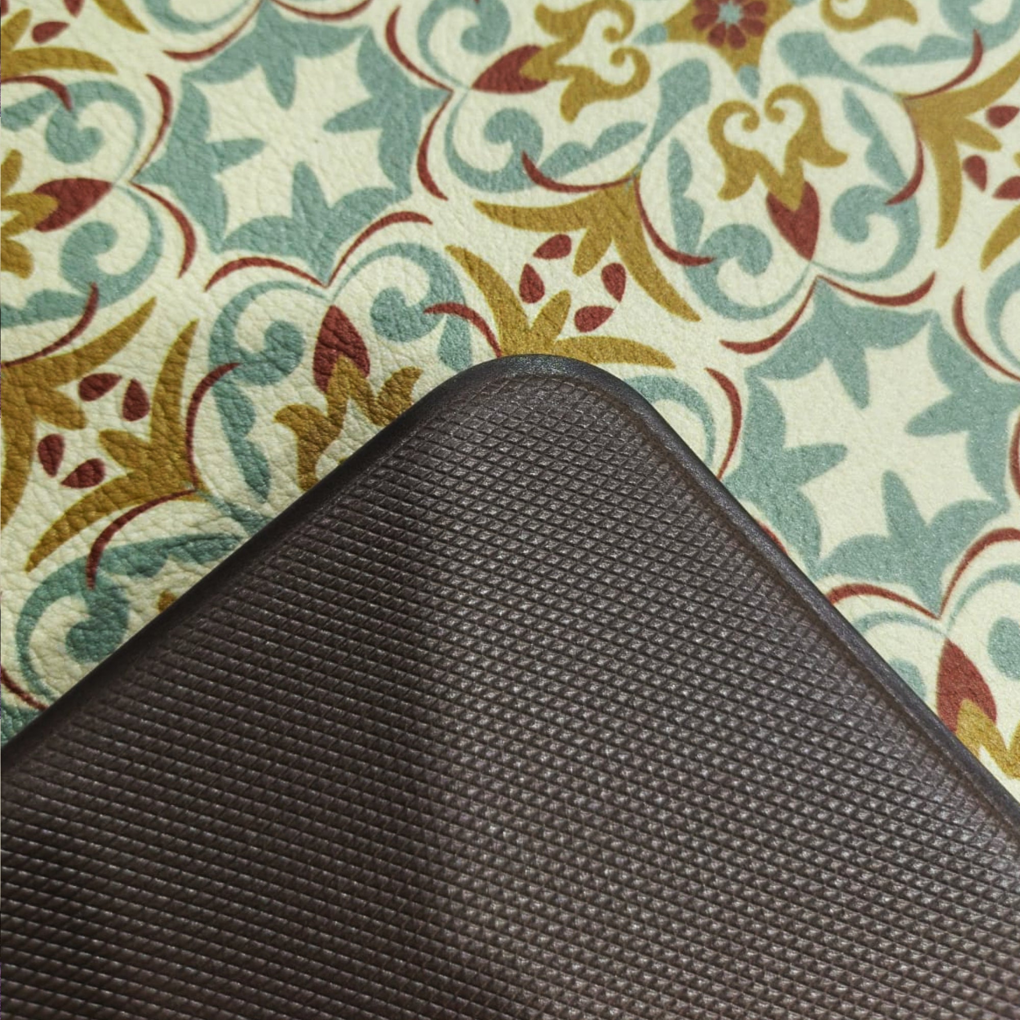 Alfombra de cocina que aporta confort, protección y estilo. Su diseño tipo mosaico y material resistente la hacen ideal para zonas de uso frecuente, brindando comodidad al estar de pie y fácil mantenimiento diario.