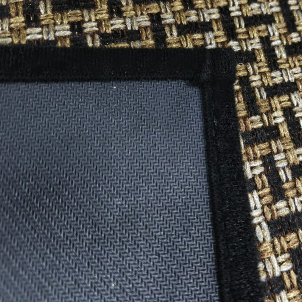 Alfombra interior práctica y decorativa que protege el piso y aporta orden visual. Su formato compacto, diseño multicolor y material resistente la hacen ideal para espacios de uso diario con fácil mantenimiento.