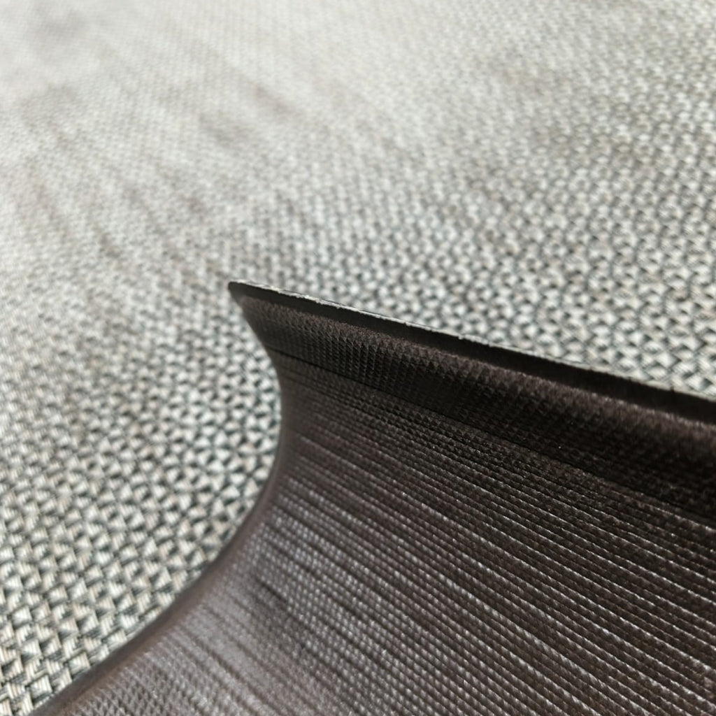 Alfombra interior compacta que aporta funcionalidad, protección y orden visual al hogar. Su diseño multicolor y material resistente la hacen ideal para zonas de uso diario, ayudando a cuidar el piso con fácil mantenimiento.