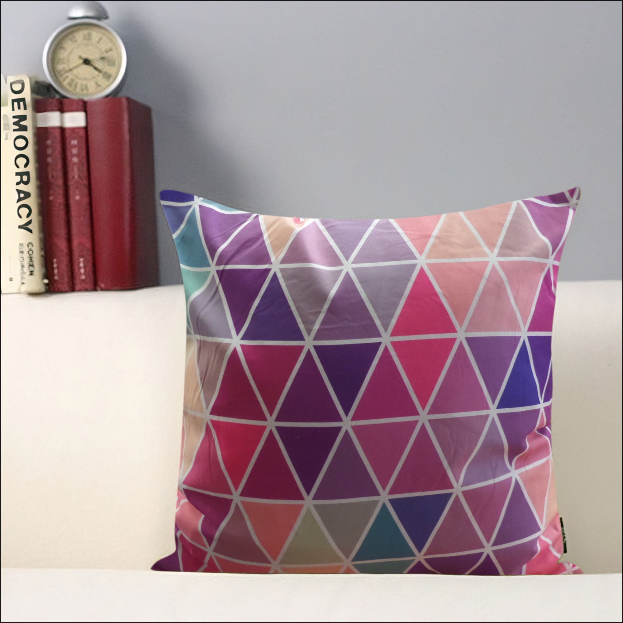 Cojín decorativo multicolor que aporta confort, estilo y calidez al hogar. Su textura agradable y material resistente lo hacen ideal para salas y dormitorios, mejorando el descanso y renovando la decoración diaria.