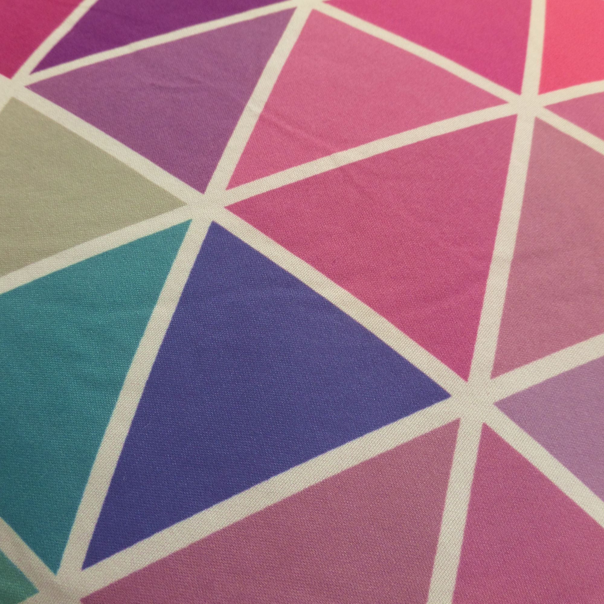 Cojín decorativo multicolor que aporta confort, estilo y calidez al hogar. Su textura agradable y material resistente lo hacen ideal para salas y dormitorios, mejorando el descanso y renovando la decoración diaria.