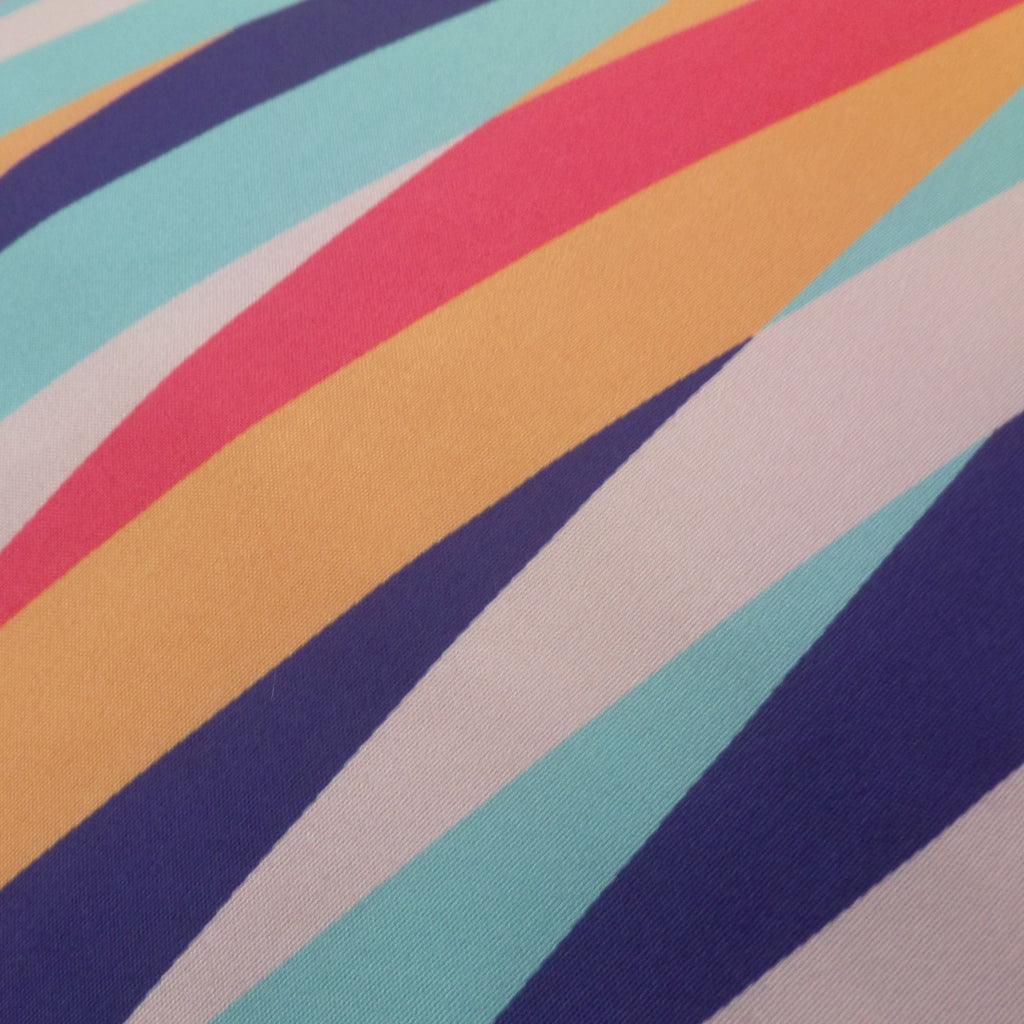 Cojín decorativo multicolor que aporta confort, estilo y calidez al hogar. Su textura agradable y material resistente lo hacen ideal para salas y dormitorios, mejorando el descanso y renovando la decoración diaria.