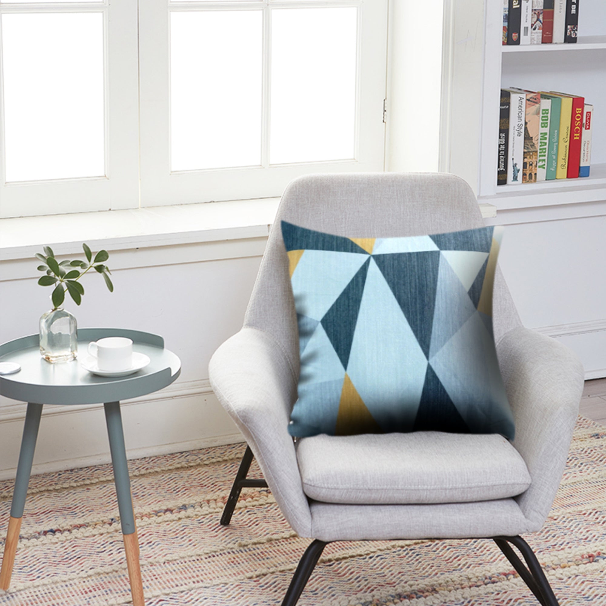 Cojín decorativo geometric que aporta confort, estilo y calidez al hogar. Su textura agradable y material resistente lo hacen ideal para salas y dormitorios, mejorando el descanso y renovando la decoración diaria.