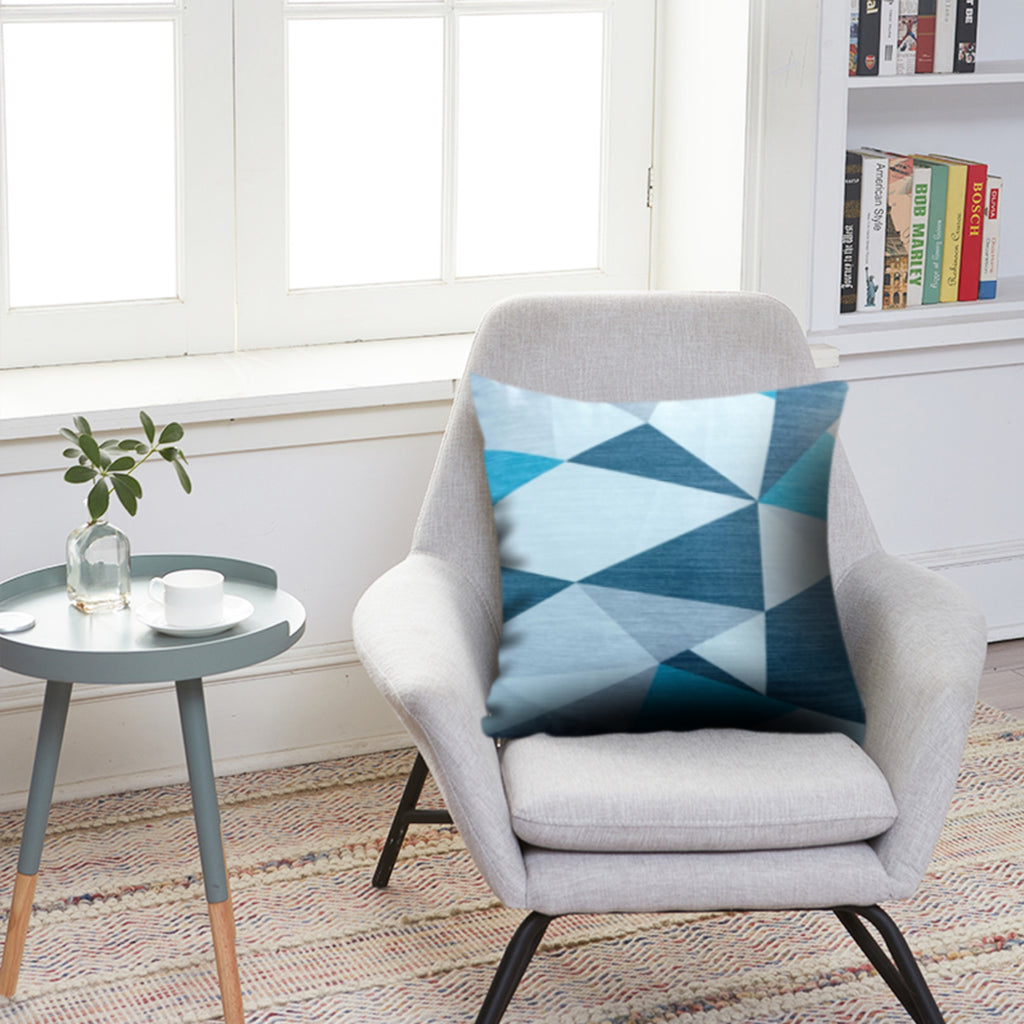 Cojín decorativo geometric que aporta confort, estilo y calidez al hogar. Su textura agradable y material resistente lo hacen ideal para salas y dormitorios, mejorando el descanso y renovando la decoración diaria.