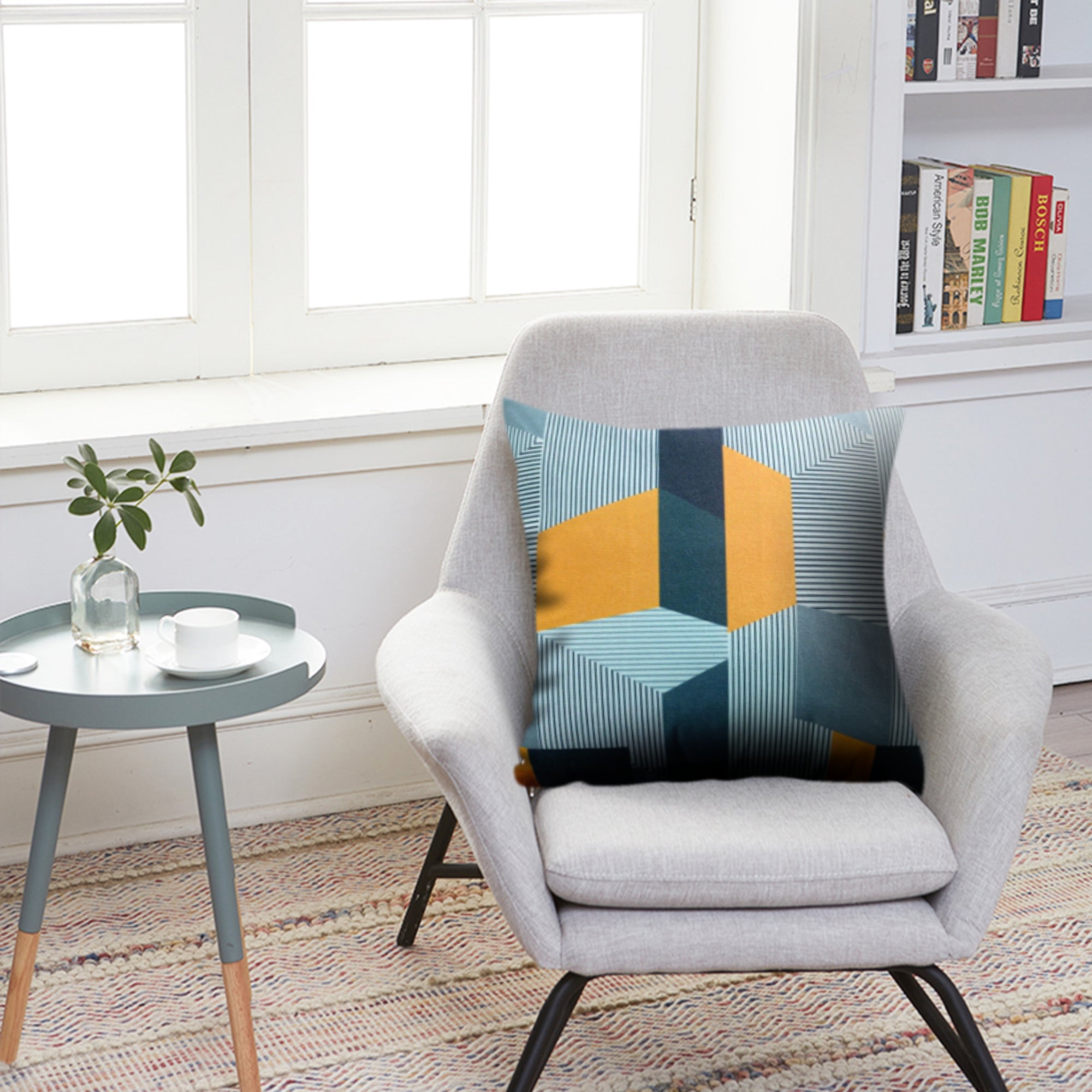 Cojín decorativo geometric que aporta confort, estilo y calidez al hogar. Su textura agradable y material resistente lo hacen ideal para salas y dormitorios, mejorando el descanso y renovando la decoración diaria.