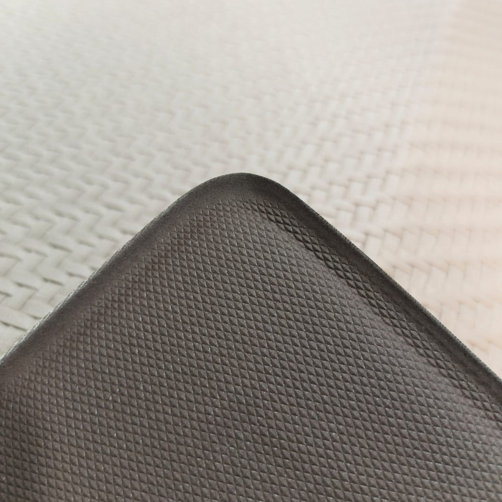 Alfombra interior compacta que aporta funcionalidad, protección y orden visual. Su diseño surtido y material resistente la hacen ideal para zonas de uso diario, ofreciendo confort y fácil mantenimiento en el hogar.