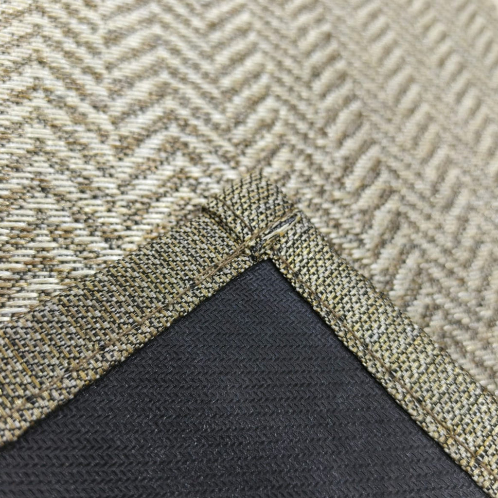 Alfombra interior práctica y decorativa que aporta confort y protege el piso. Su diseño multicolor y material resistente la hacen ideal para zonas de uso frecuente, ofreciendo orden visual y fácil mantenimiento diario.