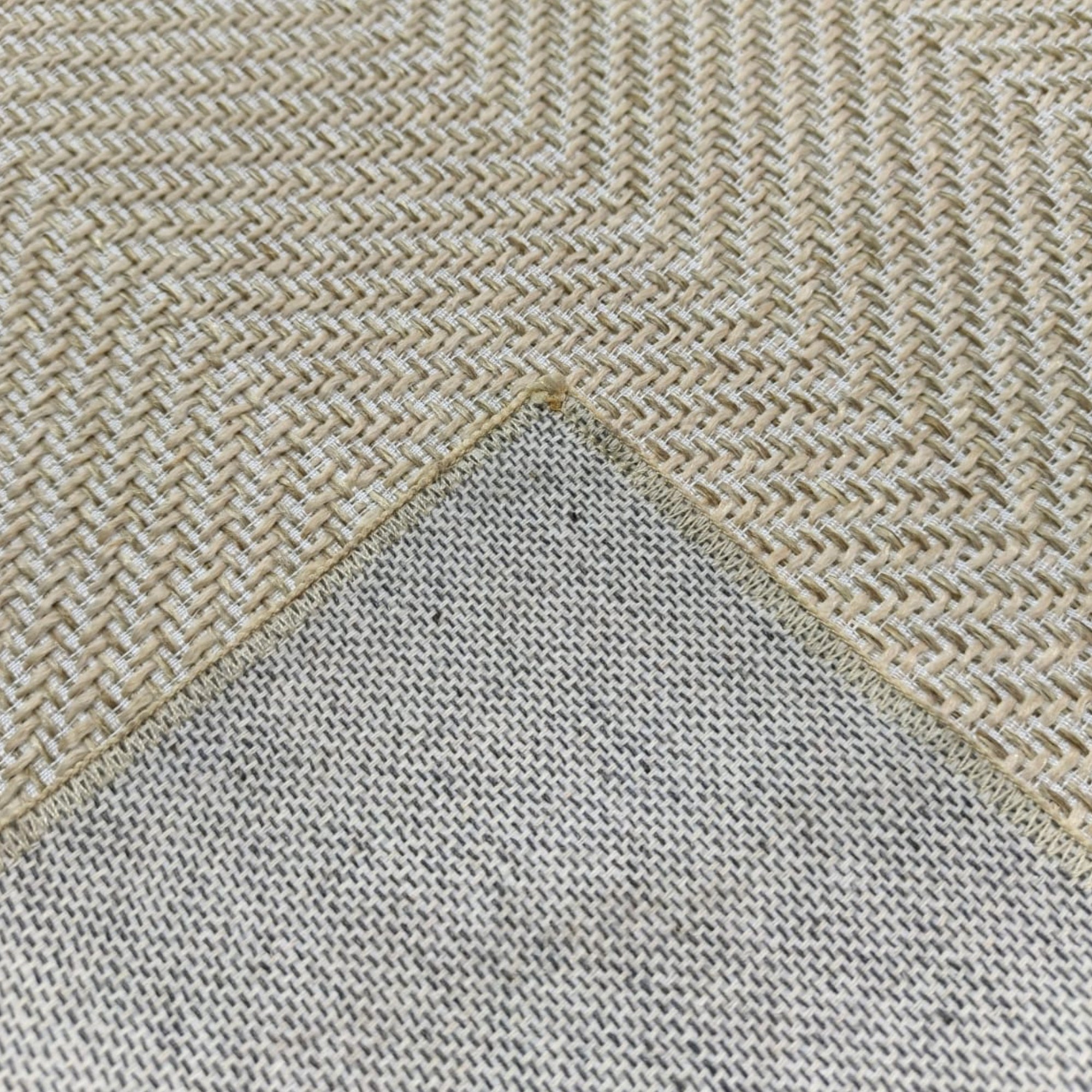 Alfombra interior práctica que aporta confort, protege el piso y complementa la decoración con diseño multicolor, ideal para zonas de uso frecuente y fácil mantenimiento.