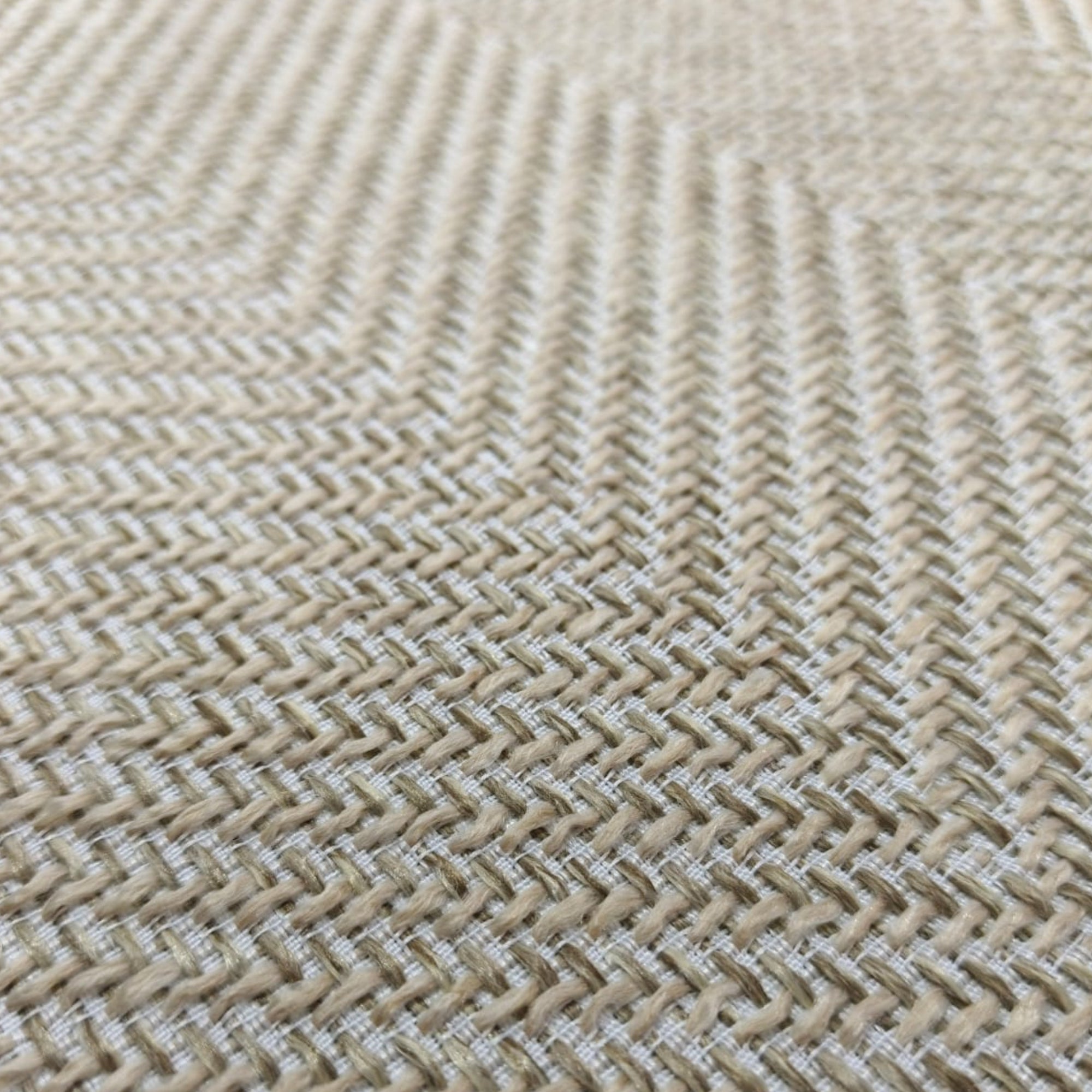 Alfombra interior versátil que aporta confort, protección y estilo al hogar. Su diseño multicolor y material resistente la hacen ideal para espacios de uso frecuente, brindando orden visual y fácil mantenimiento diario.