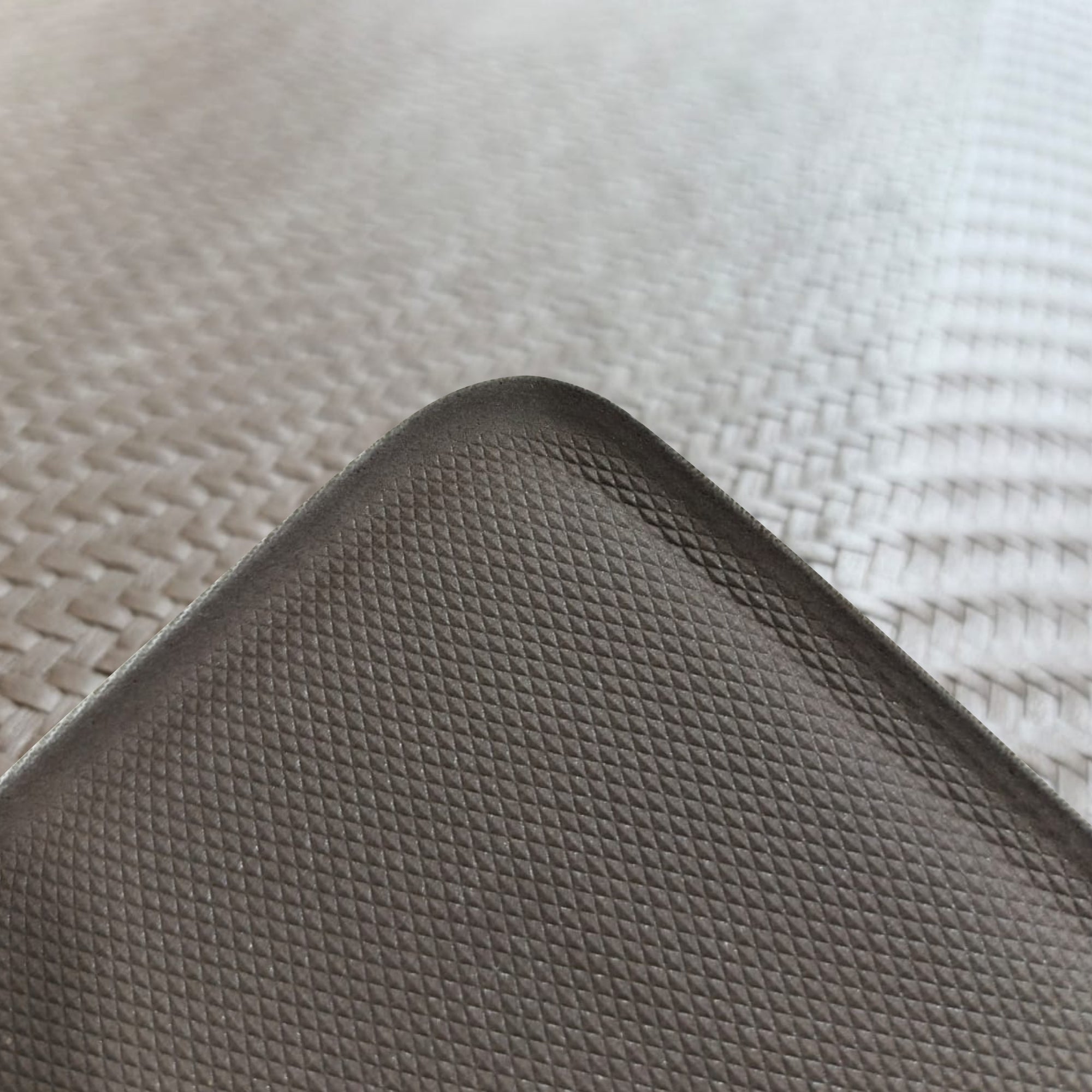 Alfombra interior compacta que aporta funcionalidad, protección y orden visual. Su diseño surtido y material resistente la hacen ideal para zonas de uso diario, ofreciendo confort y fácil mantenimiento en el hogar.