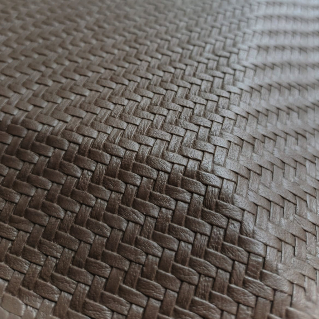 Alfombra interior compacta que aporta funcionalidad, protección y orden visual. Su diseño surtido y material resistente la hacen ideal para zonas de uso diario, ofreciendo confort y fácil mantenimiento en el hogar.