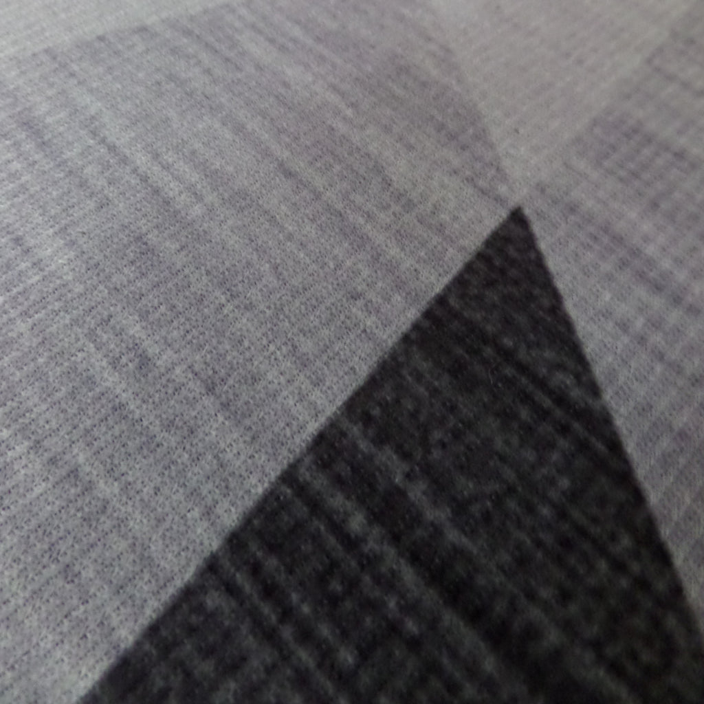 Cojín decorativo geometric que aporta confort, estilo y calidez al hogar. Su textura agradable y material resistente lo hacen ideal para salas y dormitorios, mejorando el descanso y renovando la decoración diaria.