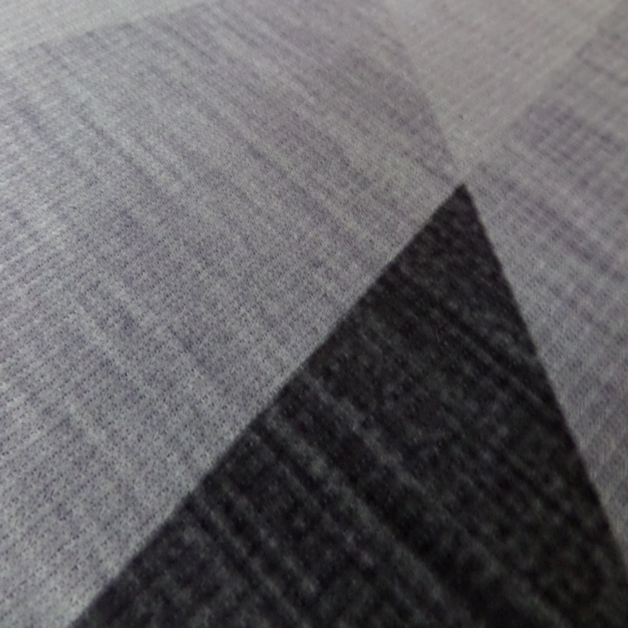 Cojín decorativo geometric que aporta confort, estilo y calidez al hogar. Su textura agradable y material resistente lo hacen ideal para salas y dormitorios, mejorando el descanso y renovando la decoración diaria.