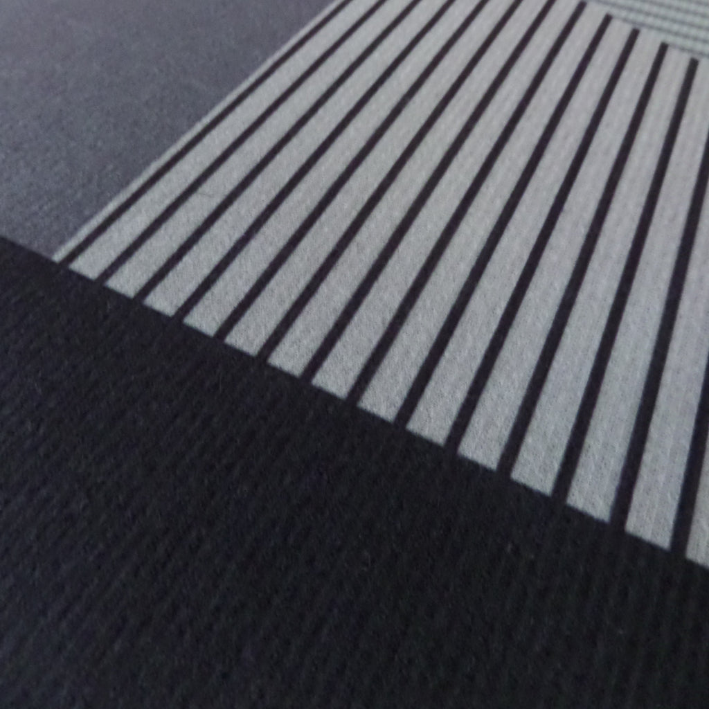 Cojín decorativo geometric que aporta confort, estilo y calidez al hogar. Su textura agradable y material resistente lo hacen ideal para salas y dormitorios, mejorando el descanso y renovando la decoración diaria.