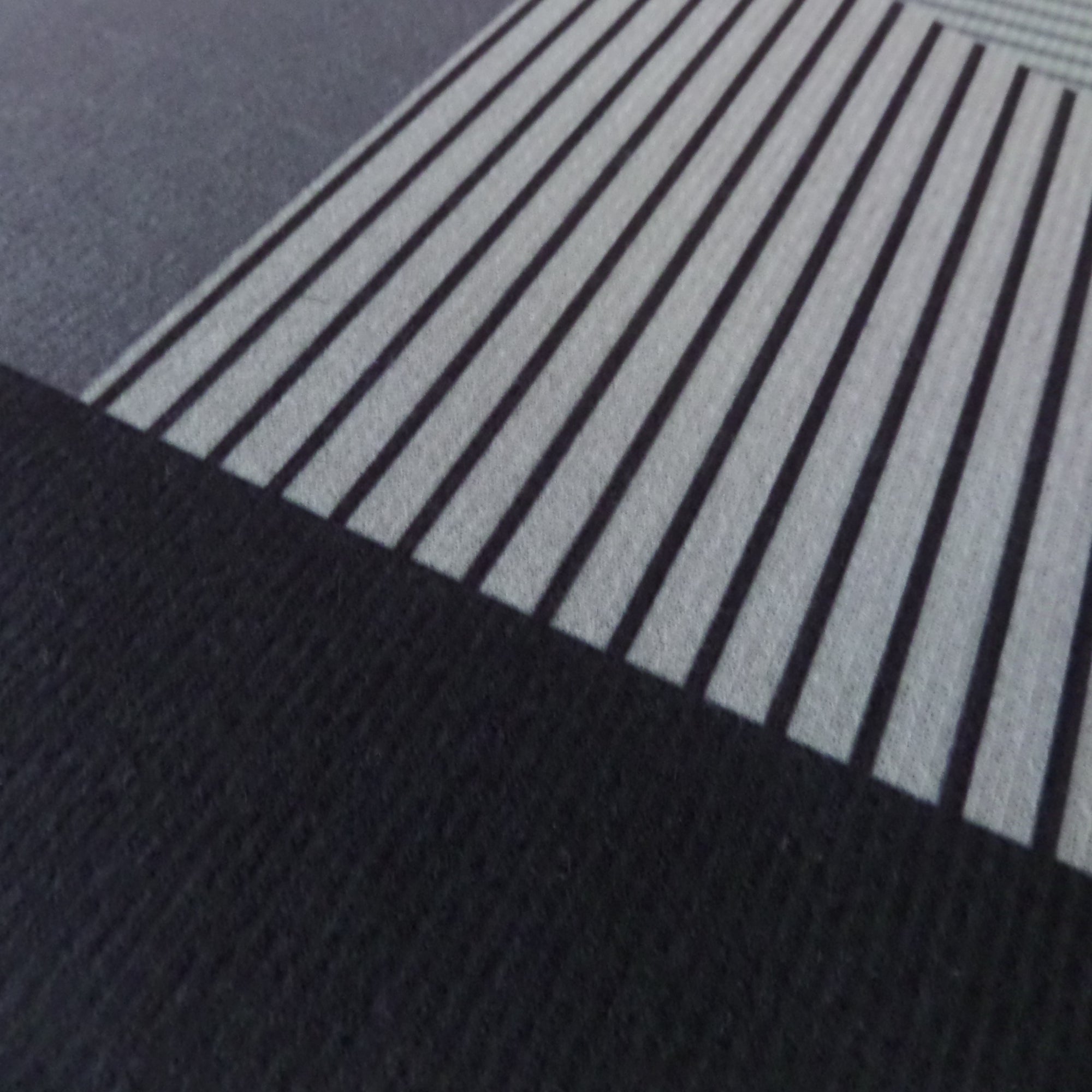 Cojín decorativo geometric que aporta confort, estilo y calidez al hogar. Su textura agradable y material resistente lo hacen ideal para salas y dormitorios, mejorando el descanso y renovando la decoración diaria.