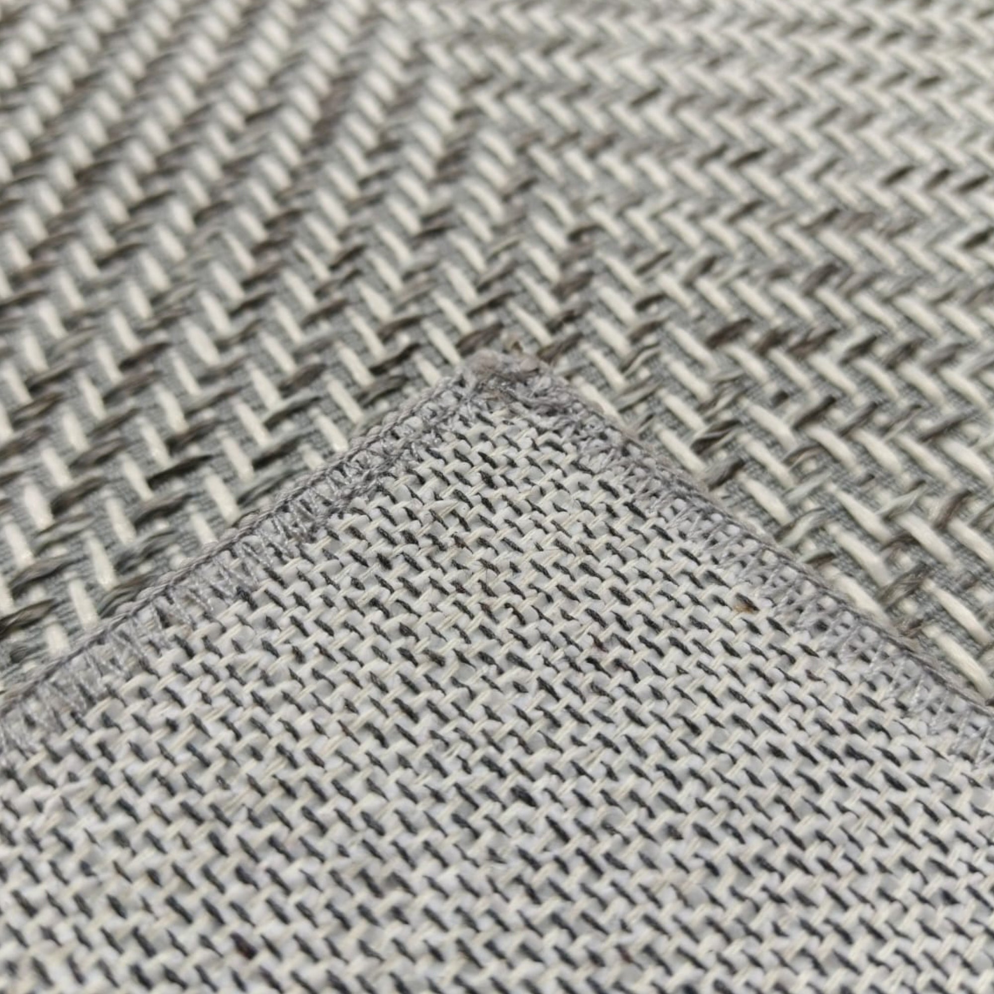 Alfombra interior práctica que aporta confort, protege el piso y complementa la decoración con diseño multicolor, ideal para zonas de uso frecuente y fácil mantenimiento.