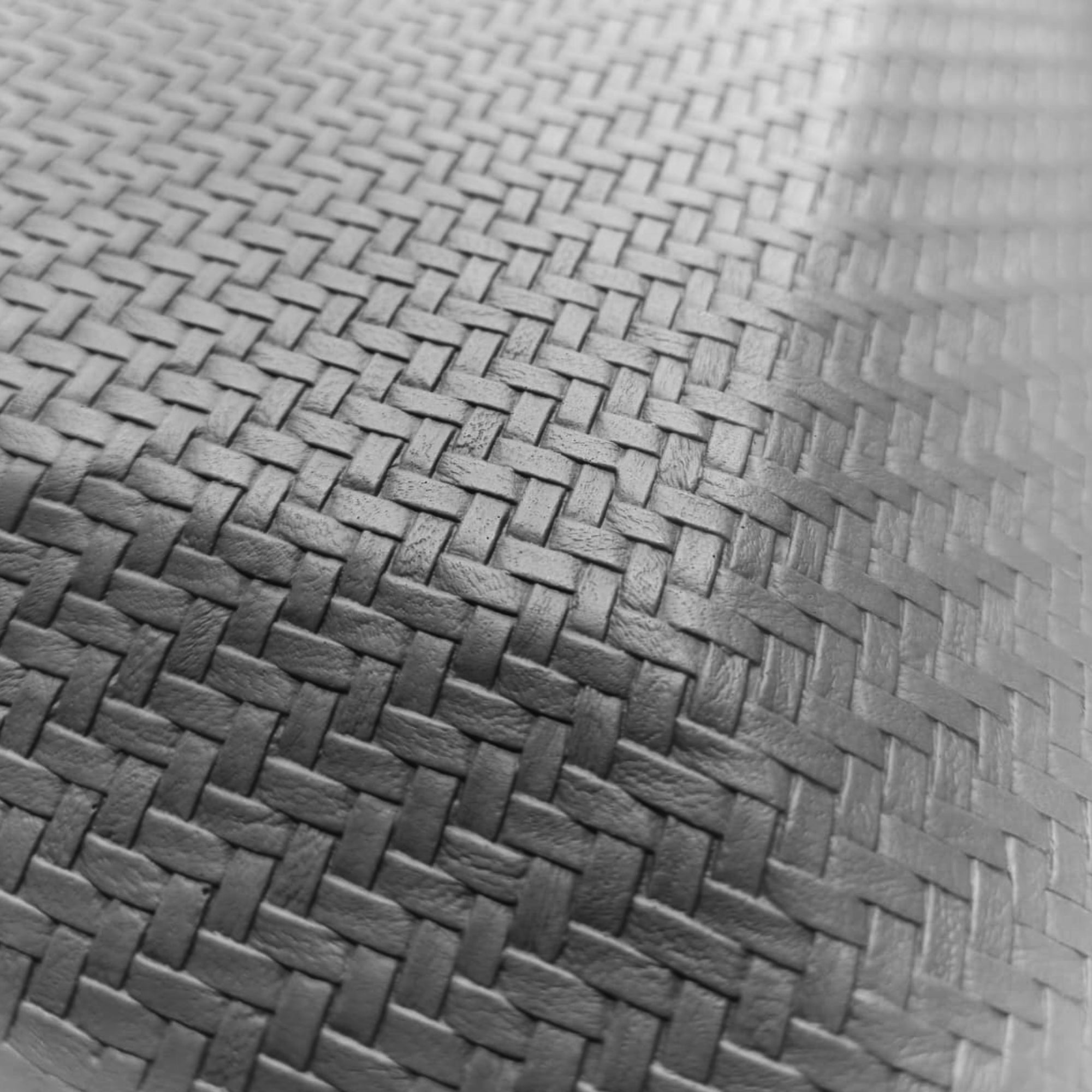 Alfombra interior compacta que aporta funcionalidad, protección y orden visual. Su diseño surtido y material resistente la hacen ideal para zonas de uso diario, ofreciendo confort y fácil mantenimiento en el hogar.