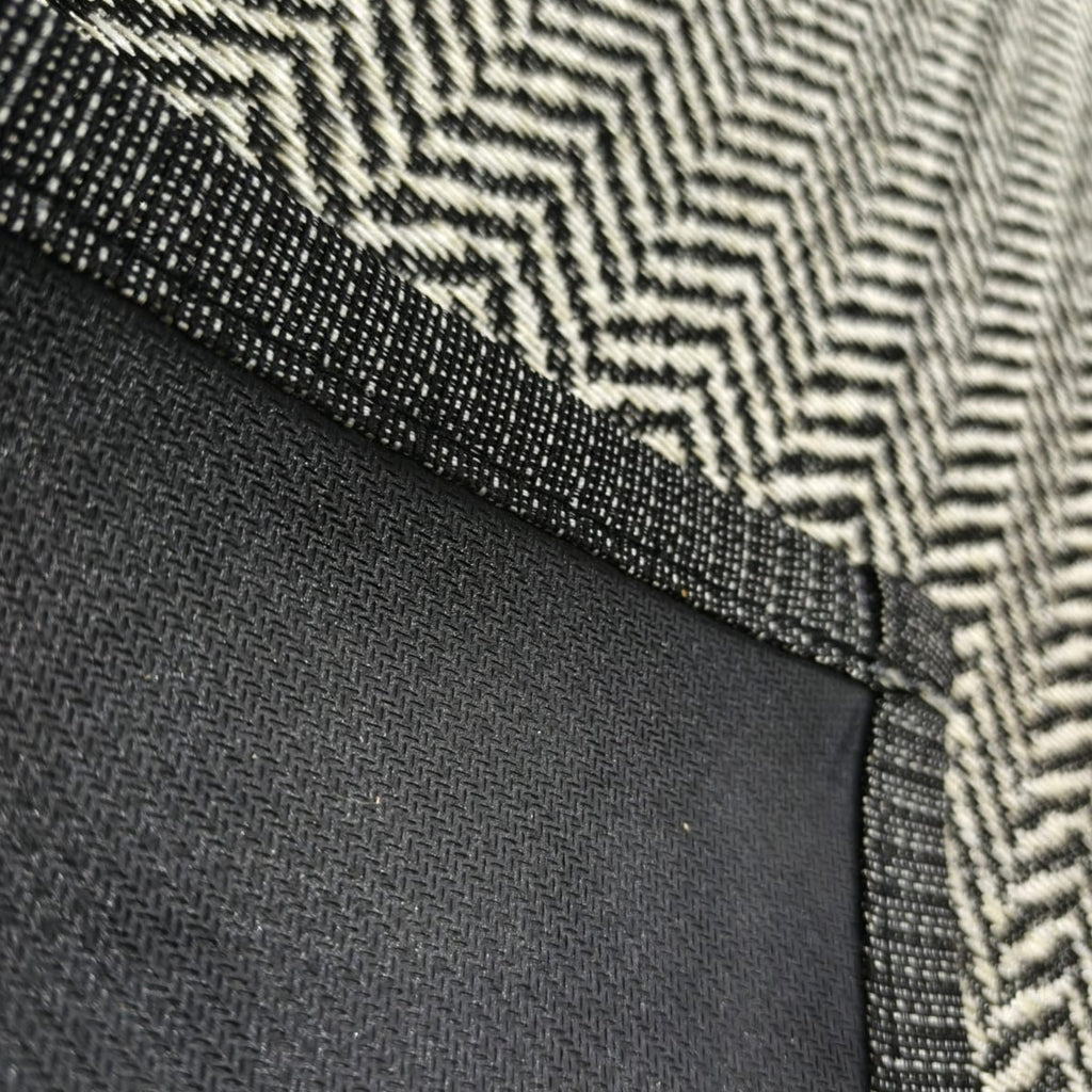 Alfombra interior práctica y decorativa que aporta confort y protege el piso. Su diseño multicolor y material resistente la hacen ideal para zonas de uso frecuente, ofreciendo orden visual y fácil mantenimiento diario.