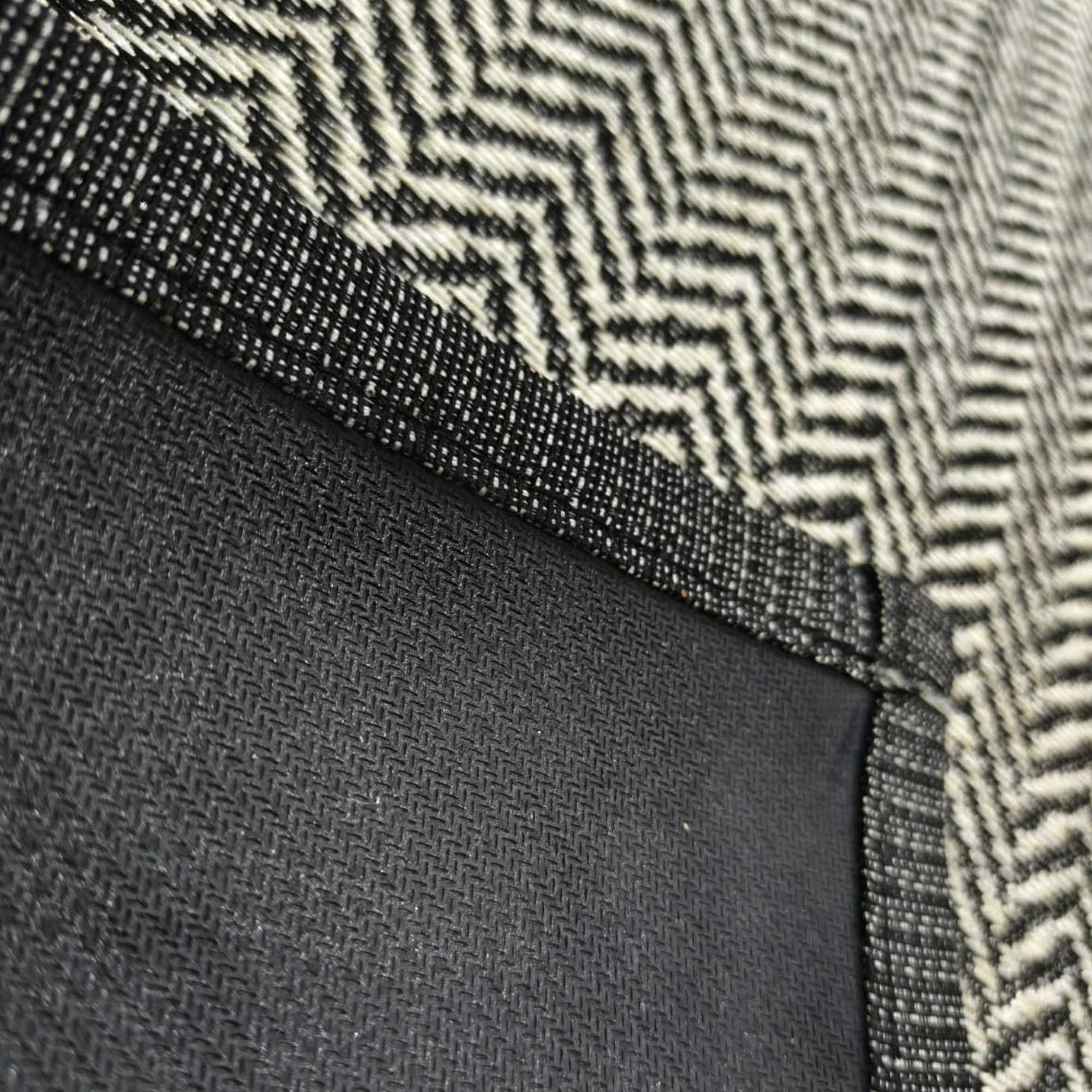 Alfombra interior práctica y decorativa que aporta confort y protege el piso. Su diseño multicolor y material resistente la hacen ideal para zonas de uso frecuente, ofreciendo orden visual y fácil mantenimiento diario.