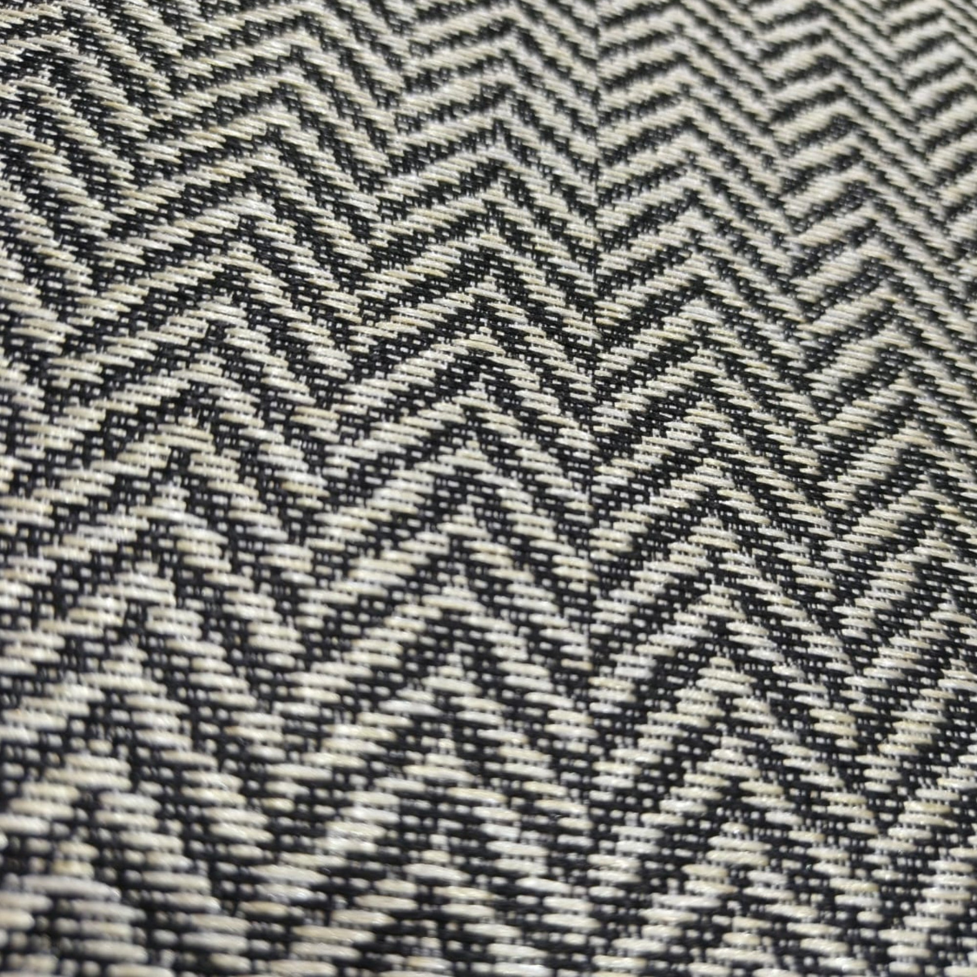 Alfombra interior práctica y decorativa que aporta confort y protege el piso. Su diseño multicolor y material resistente la hacen ideal para zonas de uso frecuente, ofreciendo orden visual y fácil mantenimiento diario.