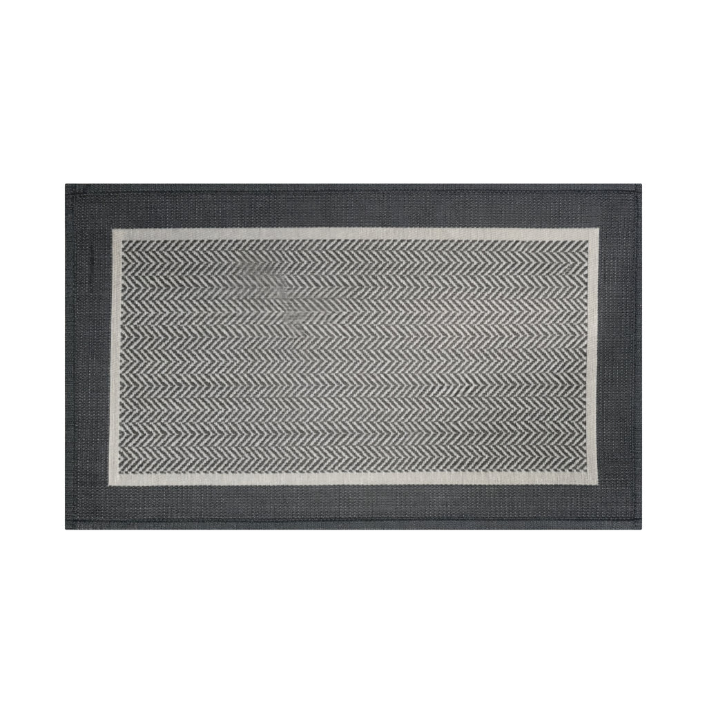 Alfombra interior práctica y decorativa que aporta confort y protege el piso. Su diseño multicolor y material resistente la hacen ideal para zonas de uso frecuente, ofreciendo orden visual y fácil mantenimiento diario.