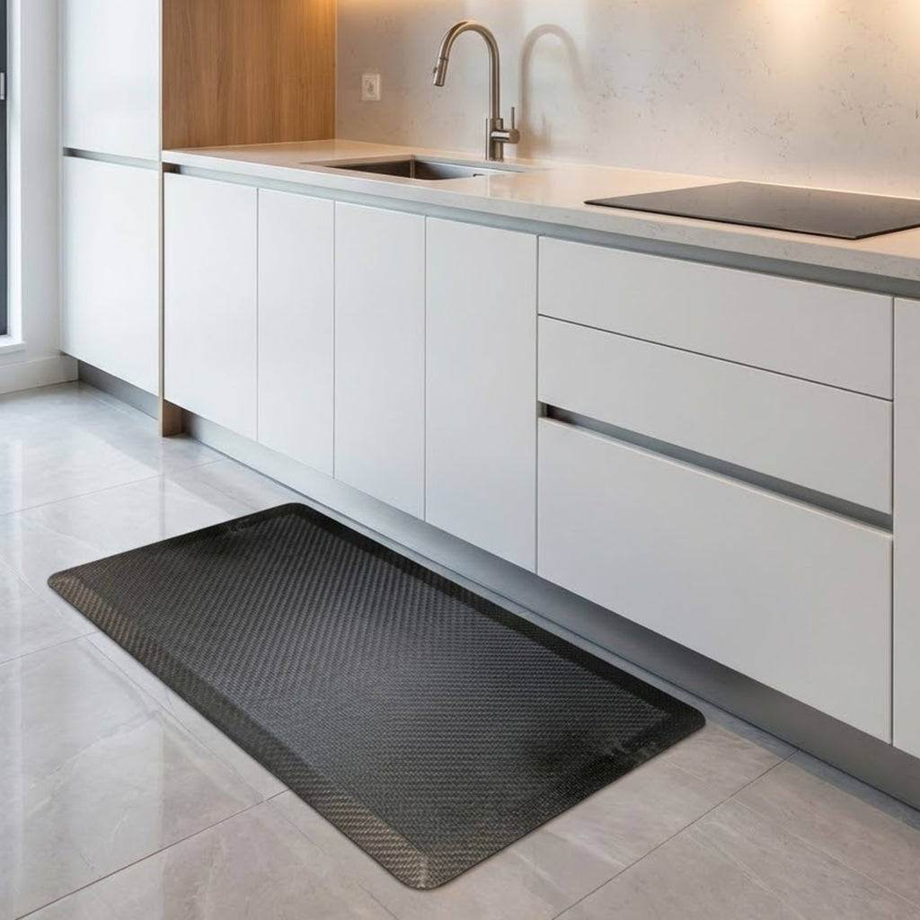 Alfombra interior compacta que aporta funcionalidad, protección y orden visual. Su diseño surtido y material resistente la hacen ideal para zonas de uso diario, ofreciendo confort y fácil mantenimiento en el hogar.