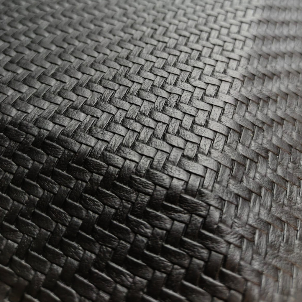 Alfombra interior compacta que aporta funcionalidad, protección y orden visual. Su diseño surtido y material resistente la hacen ideal para zonas de uso diario, ofreciendo confort y fácil mantenimiento en el hogar.